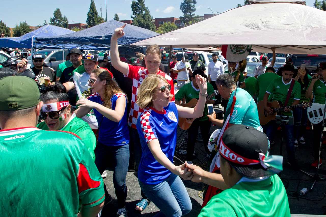 Con sombreros, maquillaje, máscaras y sobre todo, mucha actitud y mucha fiesta, la afición mexicana de Los Angeles apoyó de gran manera al TRI en su partido ante Croacia.
