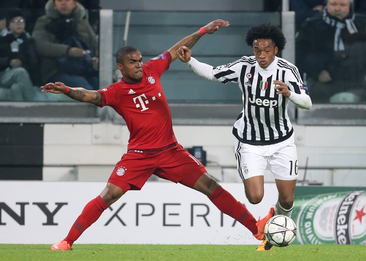 TURIN, ITALY - FEBRUARY 23: Douglas Costa of Bayern Muenchen and Juan Cuadrado of Juventus in action during the UEFA Champions League Round of 16 first leg match between Juventus Turin and Bayern Muenchen (Bayern Munich) at Juventus Stadium on February 23, 2016 in Turin, Italy. (Photo by Jean Catuffe/Getty Images)
