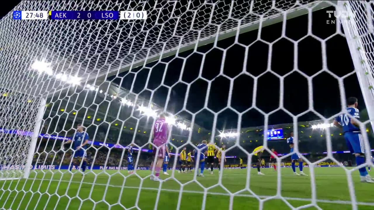 ¡GOL!  anota para AEK Athens. Barnabás Varga