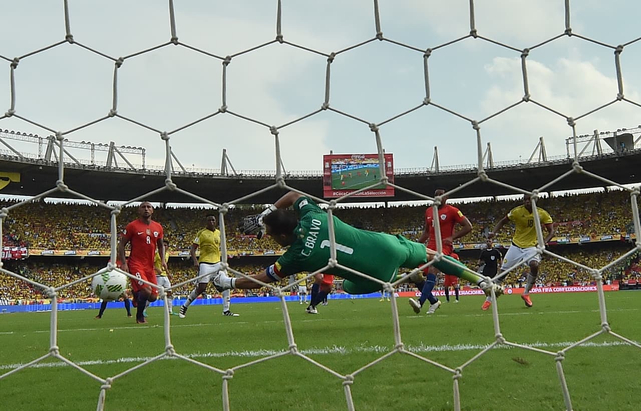 Chile's goalkeeper Claudio Bravo pulls off a save during the 2018 FIFA World Cup qualifier football match against Colombia in Barranquilla, Colombia, on November 10, 2016. / AFP / GUILLERMO MUNOZ (Photo credit should read GUILLERMO MUNOZ/AFP/Getty Images)