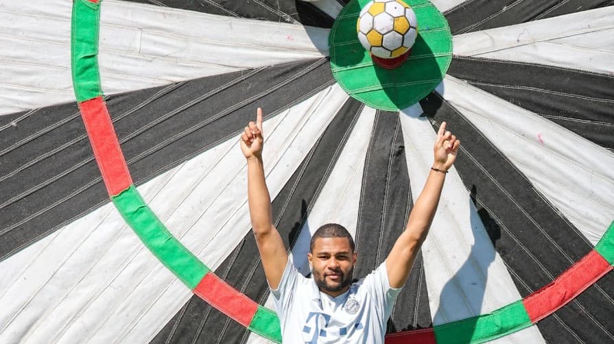 El equipo divido en seis grupos realiza ejercicios de coordinación, carreras de relevos, actividades con pelotas y anillos y, lo mejor, ¡un tiro al blanco gigante!