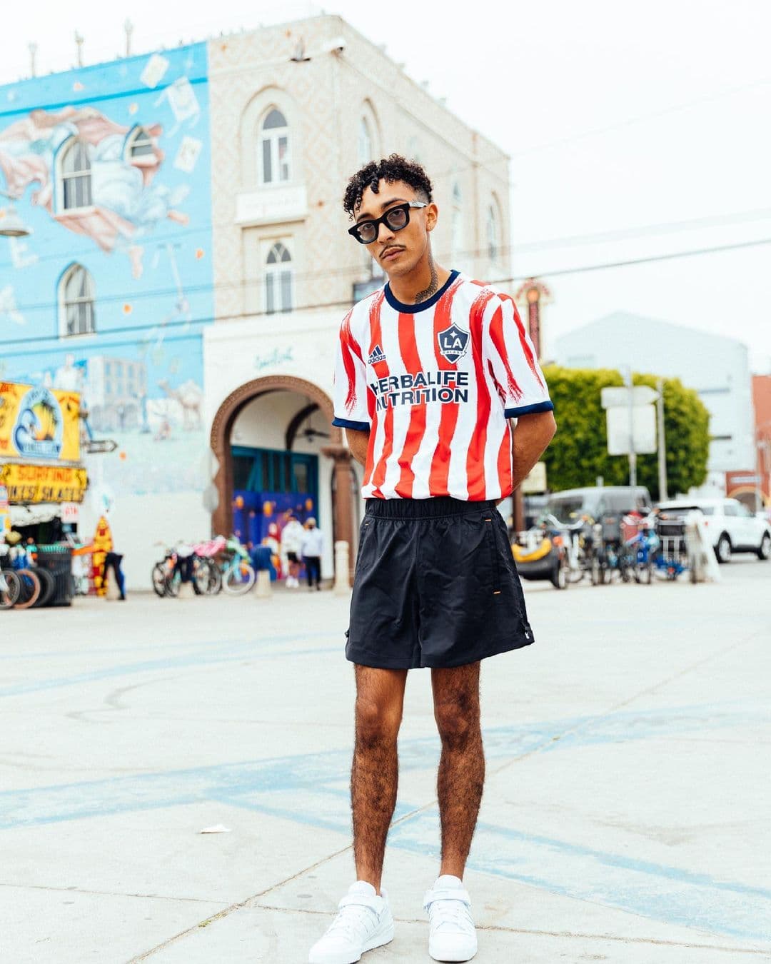 Al igual que con las camisetas previas, la plantilla vendrá con escudos del club y patrocinadores.