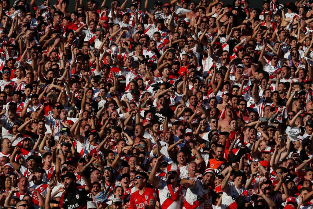 Los fanáticos de River Plate esperaron varias horas por la final de la Copa Libertadores contra Boca Juniors, juego suspendido luego de la agresión al vehículo del equipo Xeneize camino al estadio.
