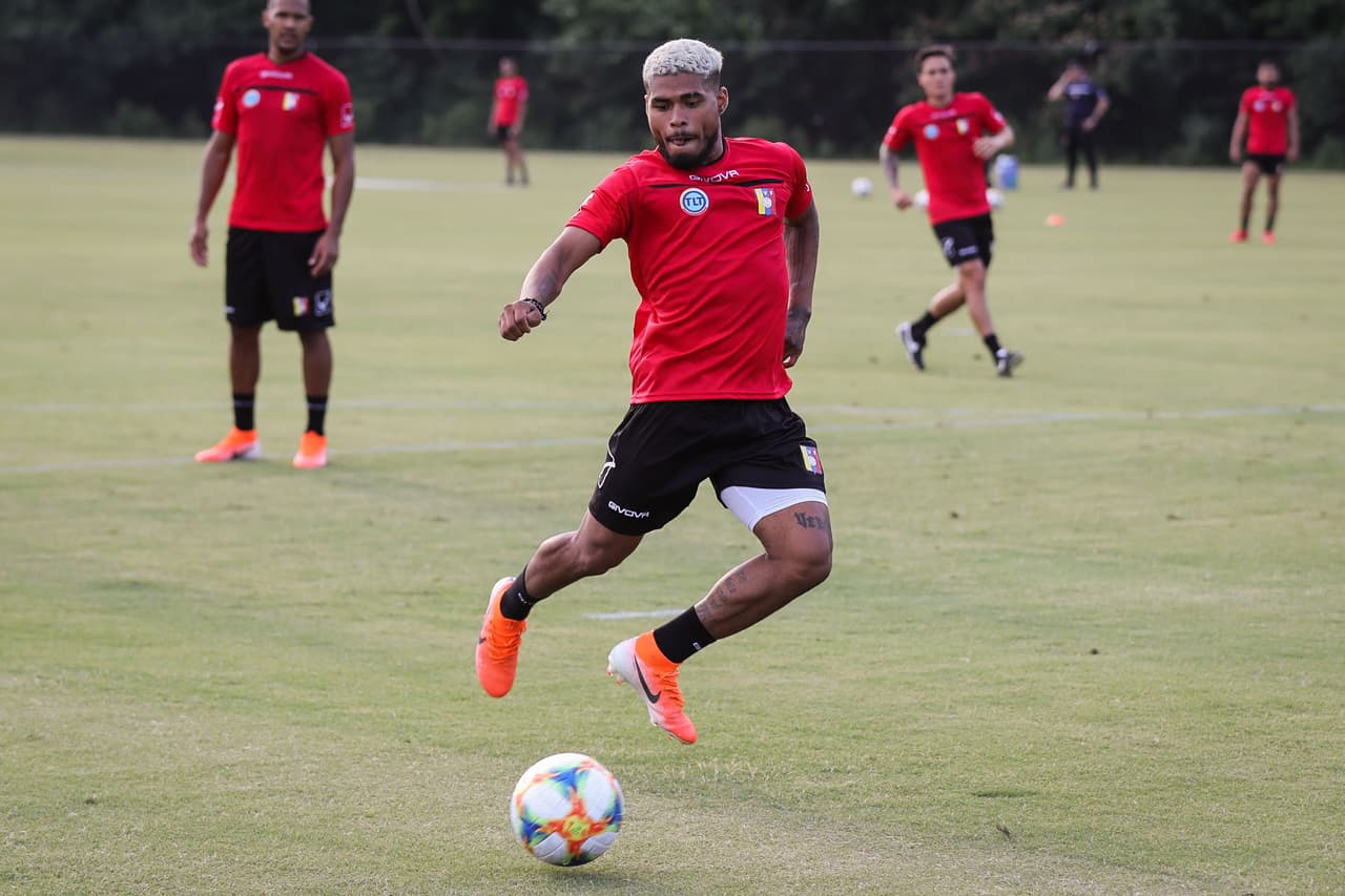 La Selección de Venezuela cerró su preparación de cara al duelo que sostendrá este miércoles en Mercedes-Benz Stadium en Atlanta ante México, en choque que le sirve de preparación a ambas selecciones para la Copa América y Copa Oro respectivamente. La 'Vinotinto' acude a este cotejo con sus grandes figuras como Salomón Rondón, Josef Martínez, Roberto Rosales y Tomás Rincón, bajo la guía del técnico Rafael Dudamel.