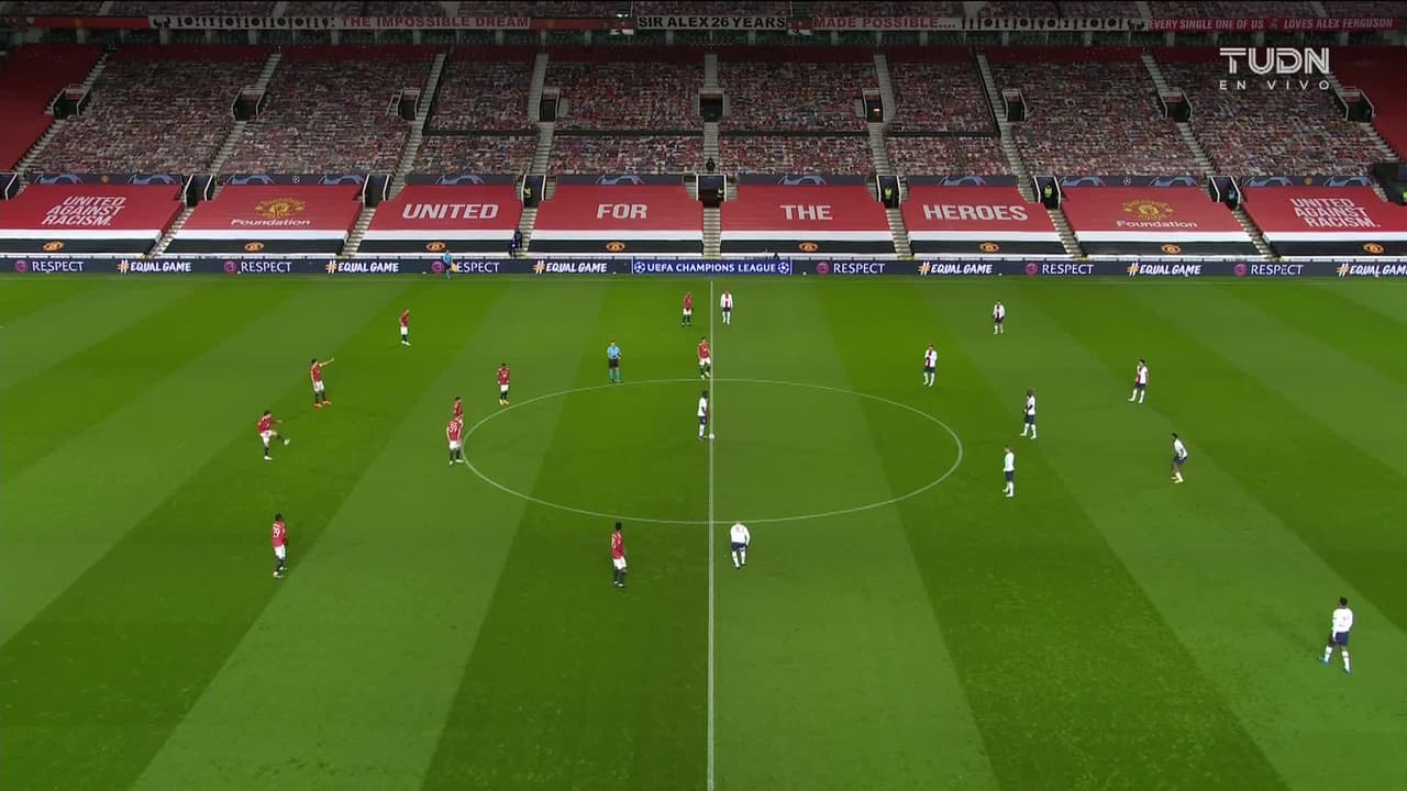 Arranca el partido y la pelota está en juego.