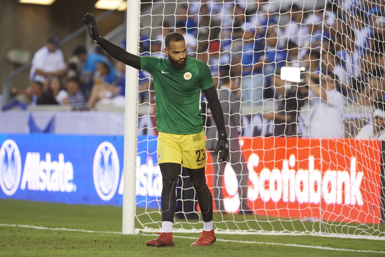 Luis López, guardameta de Curazao, se cambió la playera para no usar la misma cobinación del arquero rival.