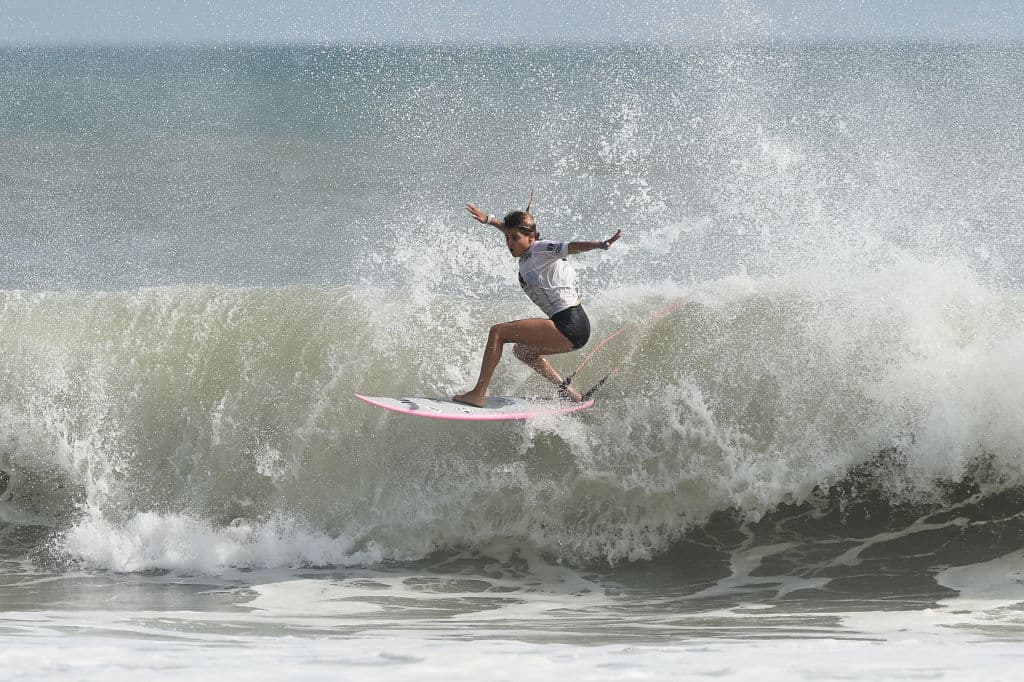 La portuguesa Carol Henrique parece volar por encima del agua y montada en su tabla, haciendo que algo tan complicado luzca tan sencillo.