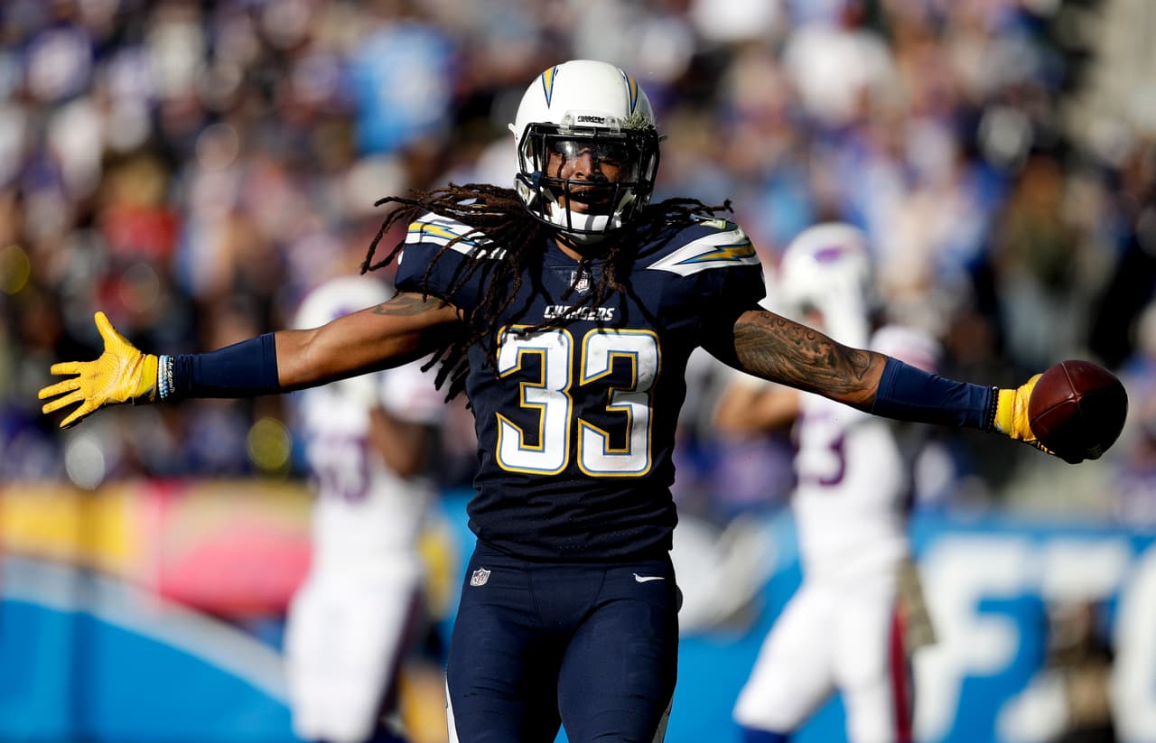 Con una gran defensiva, los Chargers humillaron y vencieron 54-24 a los Bills