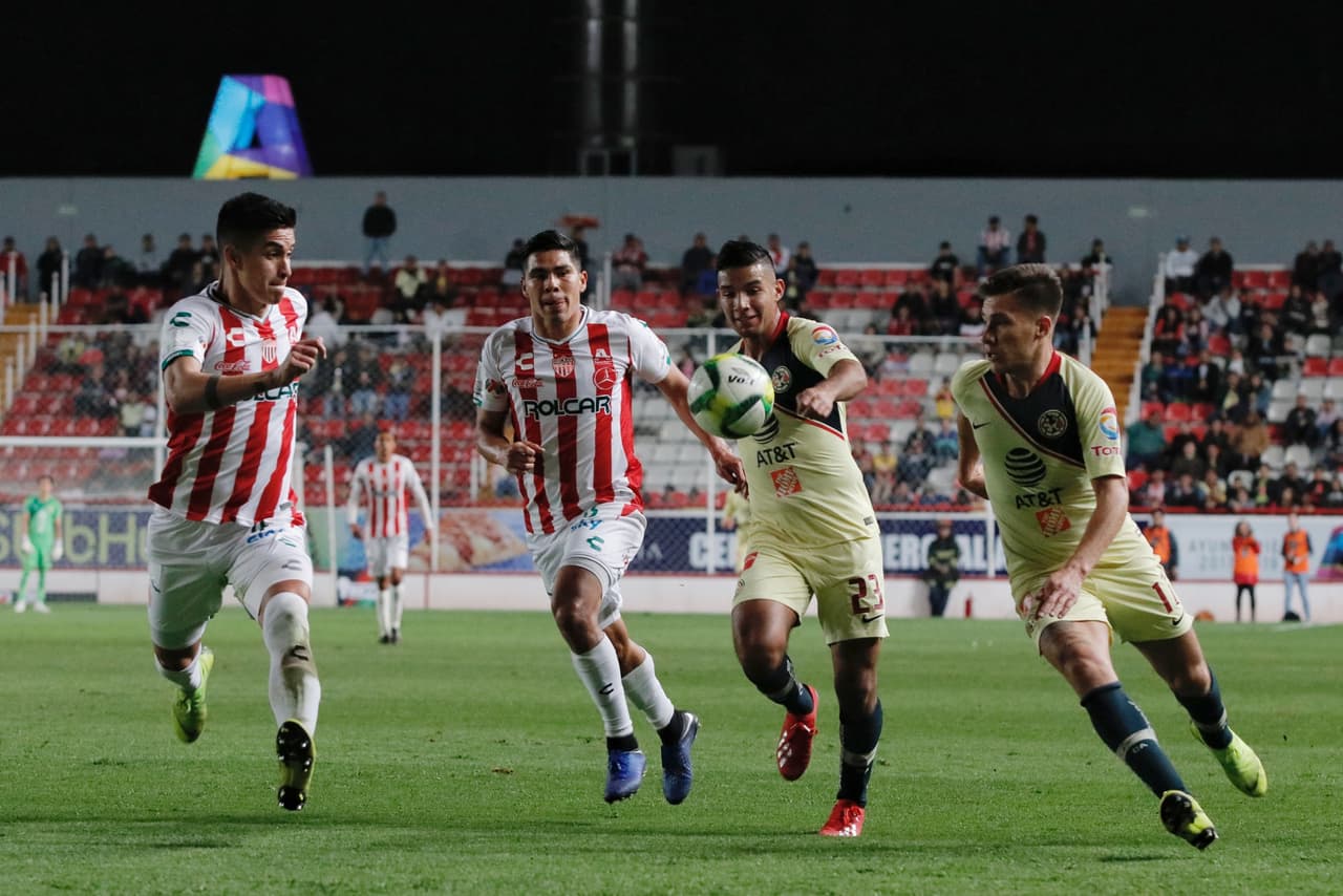El final del primer tiempo estaba aproximándose y los locales estaban cómodos, con su ventaja, con su postura defensiva, apostando al contragolpe para amarrar el 2-0.