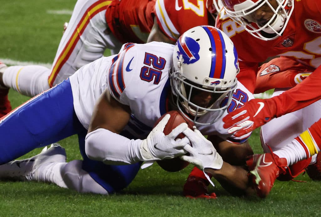 Patrick Mahomes tiene un partido sin errores Kansas City vence 24-38 en casa fente a los Buffalo Bills.