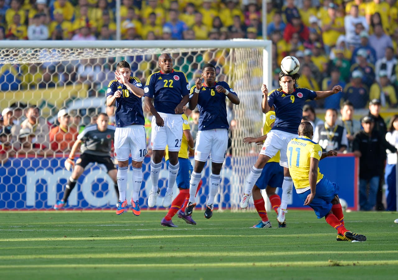 Entre más altura, menos presión atmosférica y por lo tanto la pelota vuela más, haciendo más peligrosos los disparos fuera del área de los ecuatorianos.