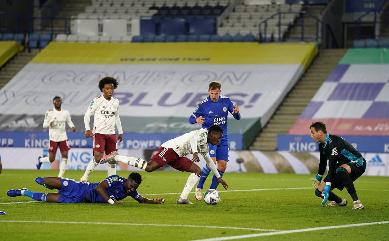 Arsenal vence a Leicester y el Chelsea se pasea en Copa de la Liga