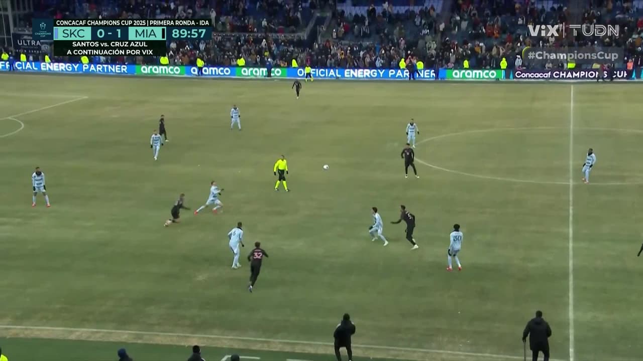 ¡De nuevo a Fafa le falla la puntería! Disparo se va por encima