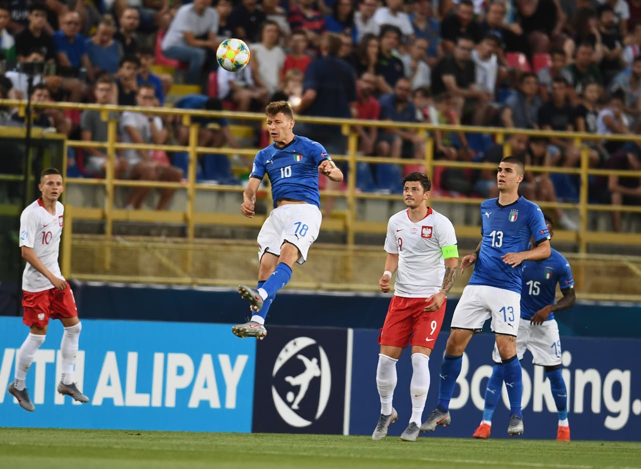 Italia demostró su iniciativa durante el primer tiempo, desde el comienzo contra la dura defensa polaca.