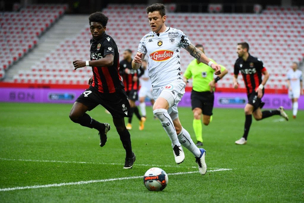 La jornada 24 del futbol francés cerró con 7 victorias, Stade Brestois 29 venció 2-1 a Bordeaux, Montpellier se impuso en casa 4-2 al Dijon, Nimes Olympique perdió en su estadio 3-4 frente al Mónaco, Nice goleó 3-0 a Angers, Sain Etienne se impuso por la mínima a Metz, Nantes cayó en casa frente al líder Lille 0-2 y el PSG salió victorioso en su visita al Olympique de Marseille.