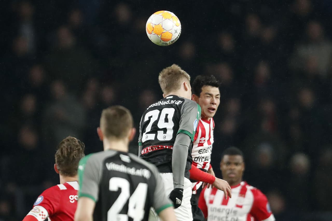 (L-R) Tim Handwerker of FC Groningen, Hirving Lozano of PSV during the Dutch Eredivisie match between PSV Eindhoven and FC Groningen at the Phillips stadium on January 26, 2019 in Eindhoven, The Netherlands(Photo by VI Images via Getty Images)