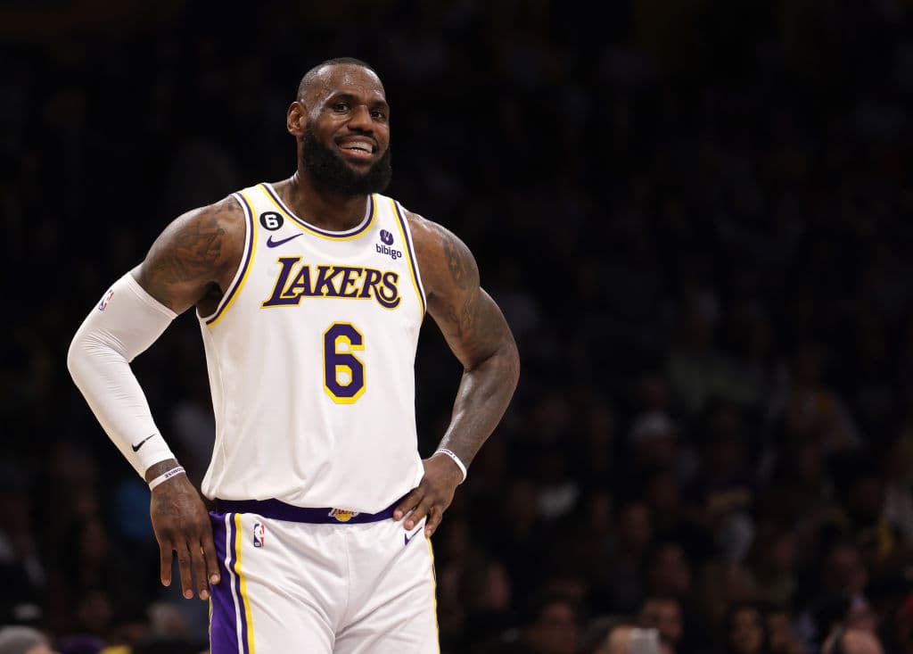 LeBron James va por más, descarta su retiro esta temporada