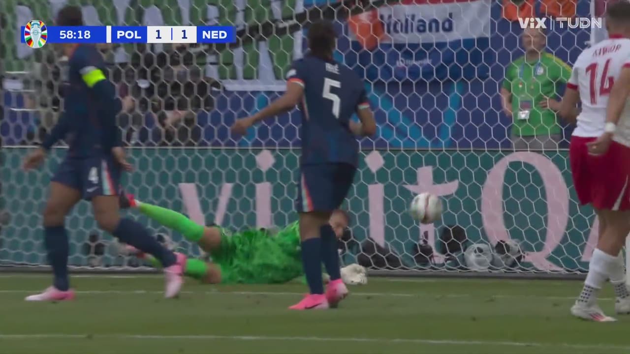 ¡Buena reacción! Verbruggen aleja el peligro por parte de Kiwior