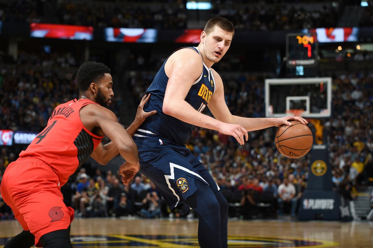 El estelar centro serbio Nikola Jokic, volvió a brillar por la causa de los Denver Nuggets pero no fue secundado por sus compañeros. El balcánico acabó con 29 puntos y 13 rebotes en 42 minutos.