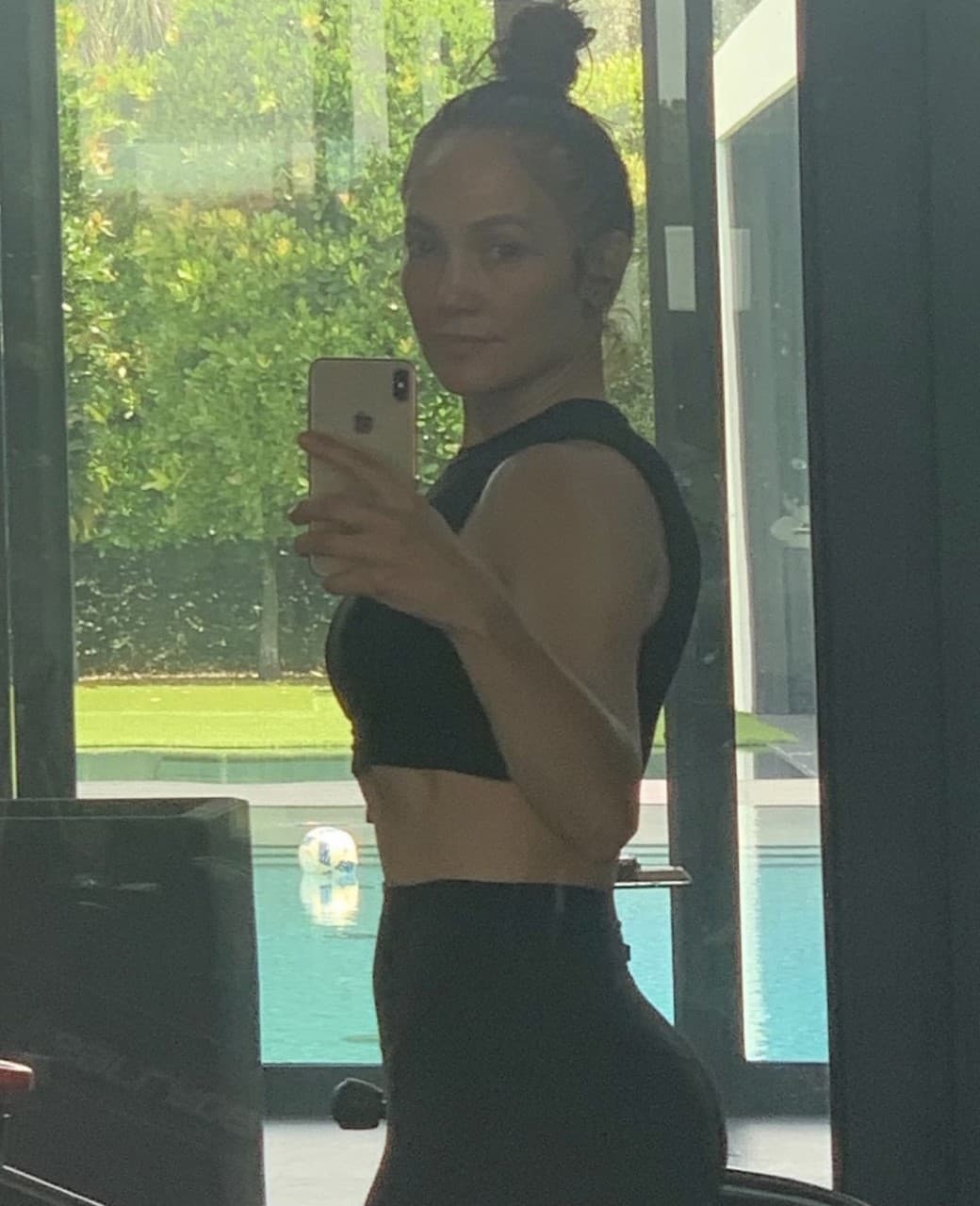 Gracias a todo el ejercicio que hace, posee una atlética figura a sus 51 años.