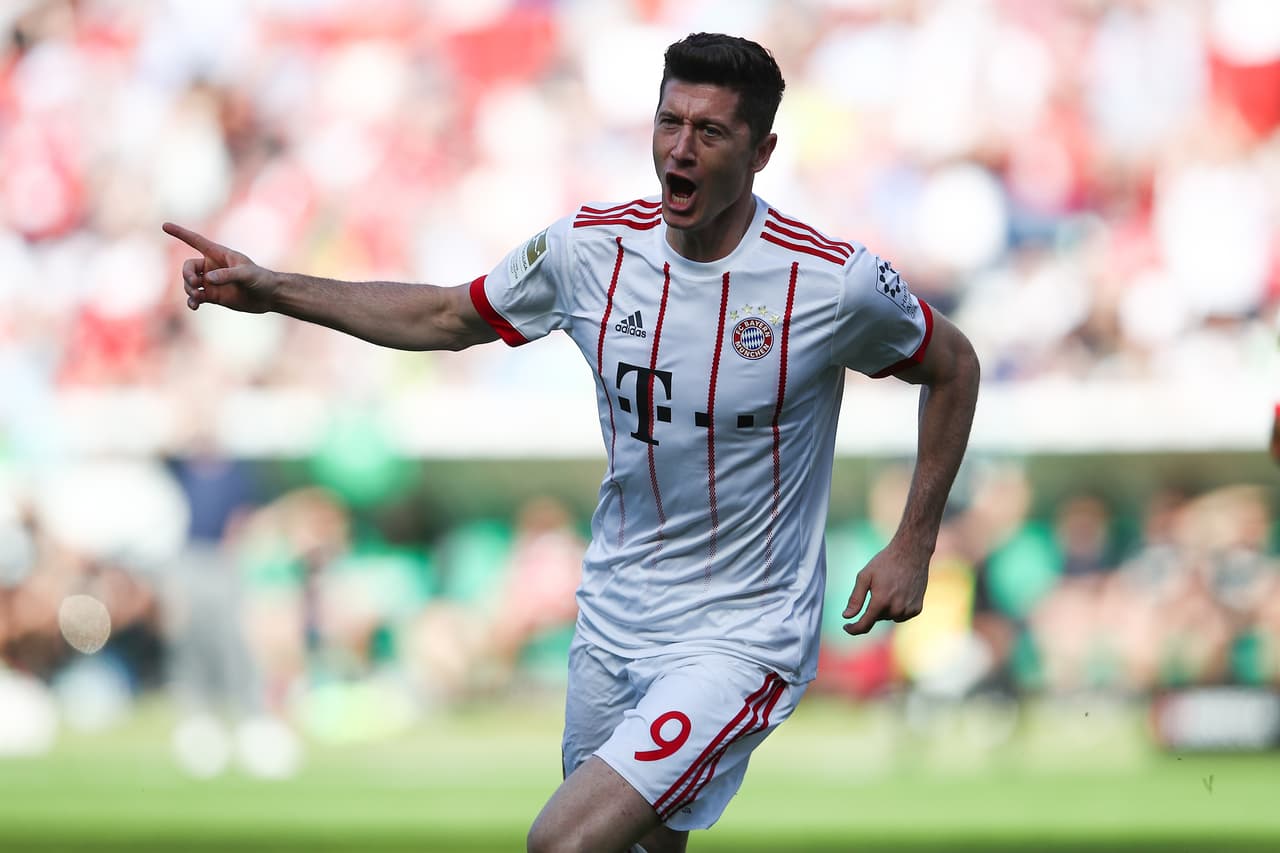 Es casi un hecho que el polaco Robert Lewandowski saldrá de Bayern Munich y Real Madrid está al acecho, pero según medios ingleses el Manchester Uniteddaría pelea por tener al goleador en sus filas.