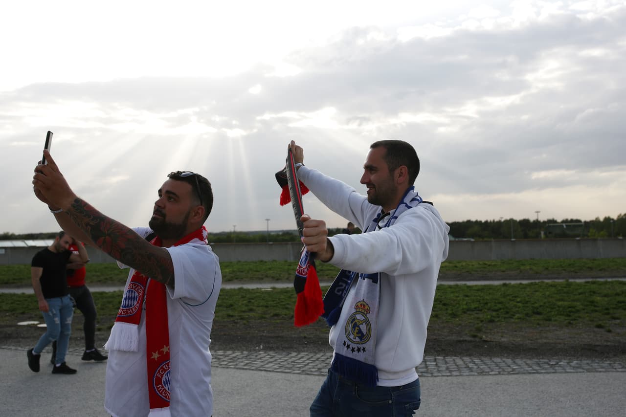 La fiesta de los fanáticos está vestida de color, alegría, compromiso y pasión en este duelo de ida de la semifinal de Championes League entre Bayern Munich y Real Madrid en Alemania.