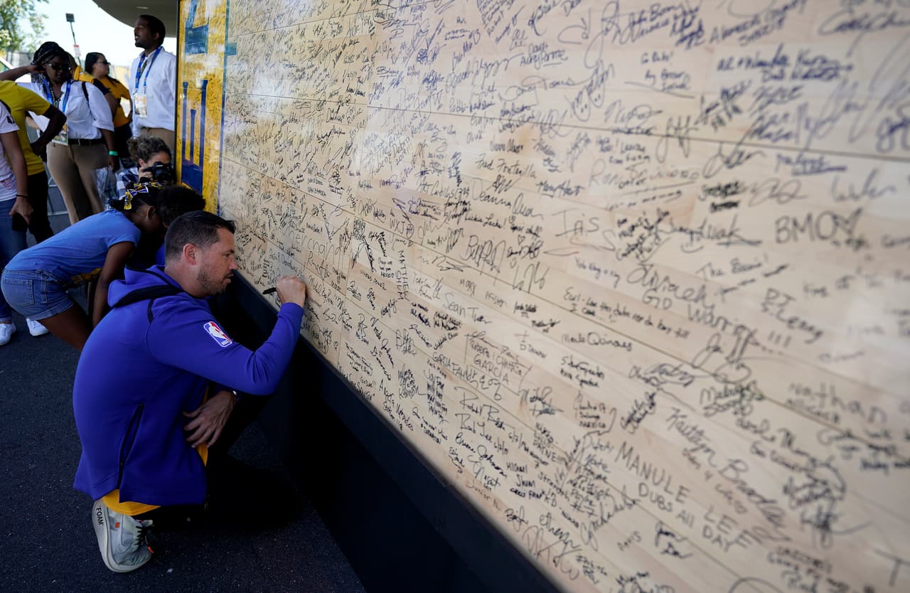 Oracle Arena vivió su última jornada NBA y muchos aficionados, entendiendo que así sería, acudieron al llamado para despedir una casa que no volverá. Algunos dejaron sus firmas, sus recuerdos, su agradecimiento, y se llevan y atesoran los recuerdos para el resto de sus vidas por los éxitos y los buenos momentos que los Warriors les hicieron vivir ahí.