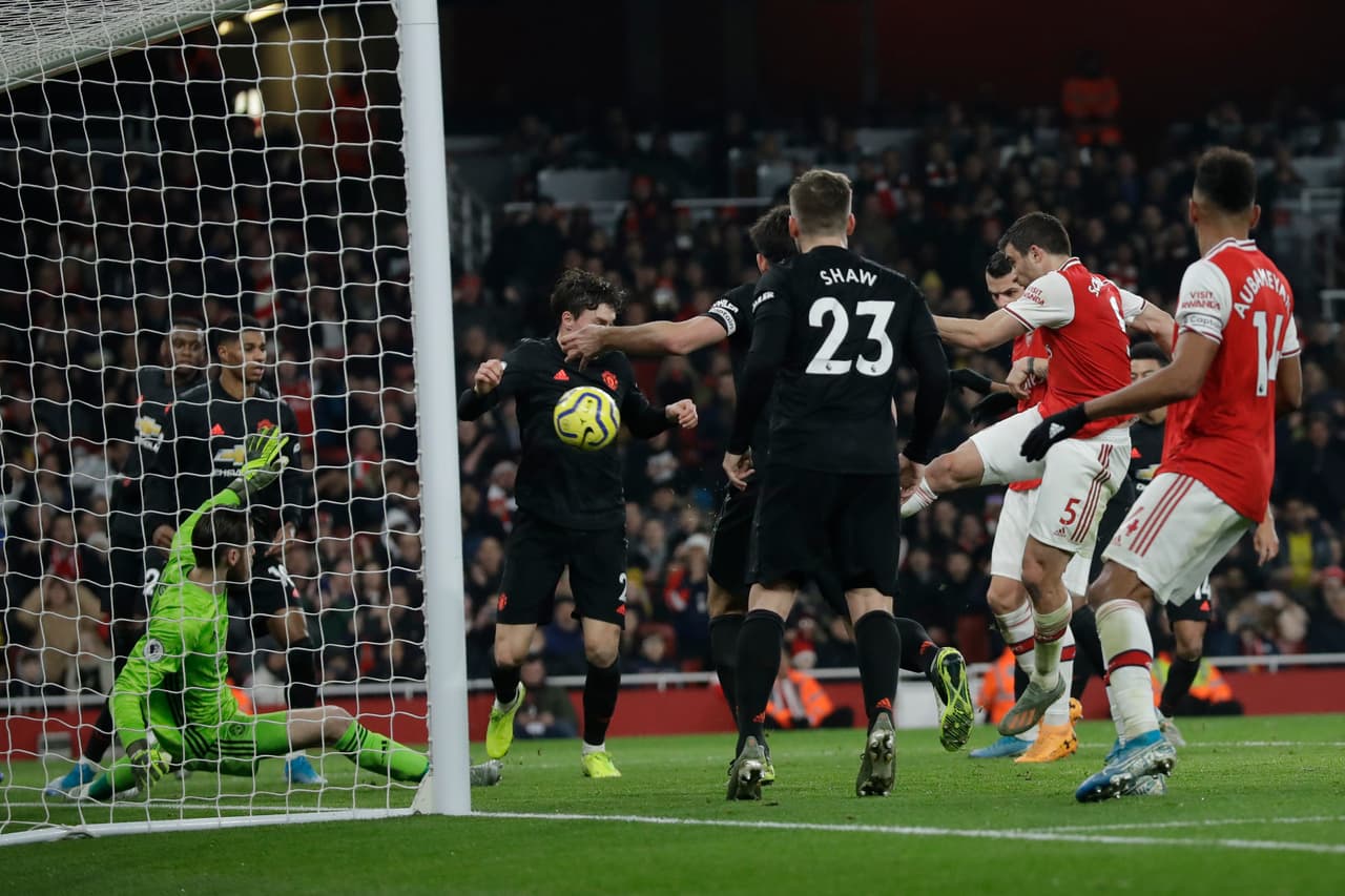 Con goles de Nicolas Pépé y Sokratis, El Arsenal se impone 2-0 al Manchester United.