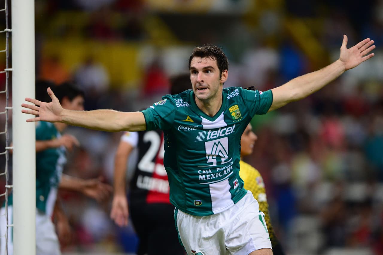 Tan solo tres días después, debutó en la Liga MX y marcó su primer gol en lo que sería el triunfo del León por 2-1 sobre Atlas.