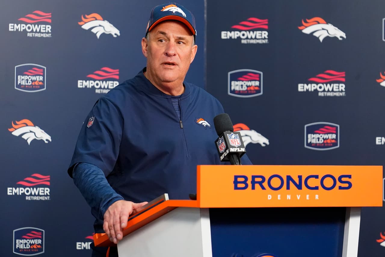 Coach de los Broncos se disculpa tras negar racismo en la NFL
