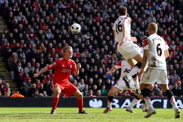 Sólo pasaron cinco minutos y Liverpool volvió a hacer de las suyas. Suárez centró y Nani, en lugar de despejar, cabeceó hacia donde estaba Kuyt.