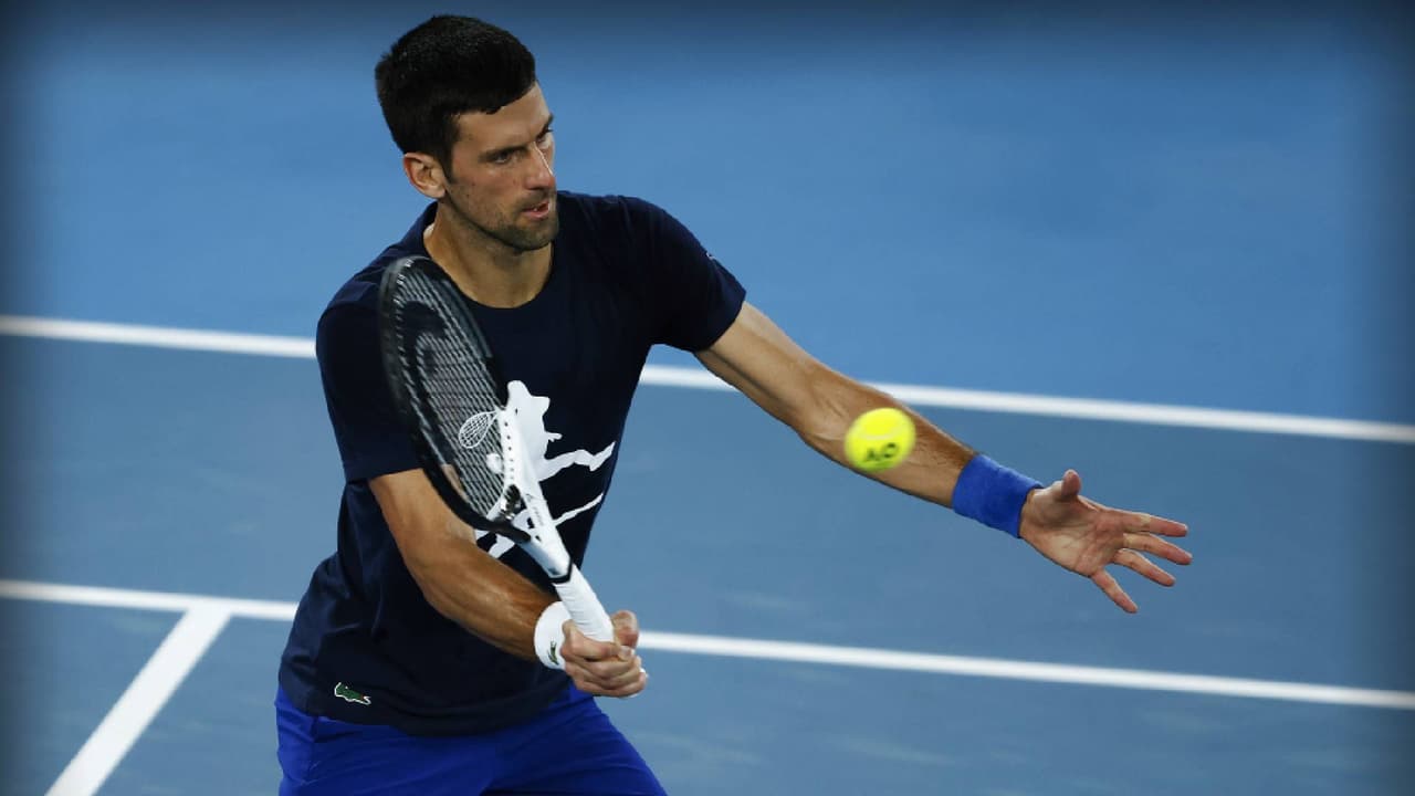 Djokovic no será deportado hoy; espera audiencia este sábado