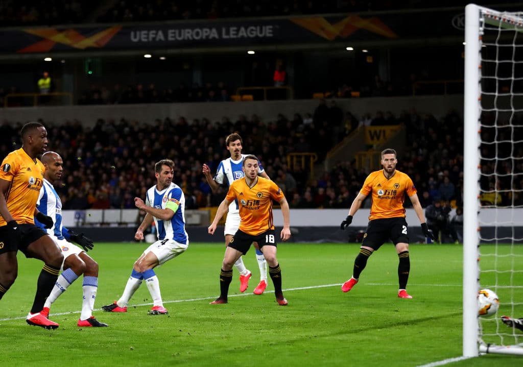 Cabezazo a primer poste de Raúl Jiménez y Jota remata de primera en el área chica.