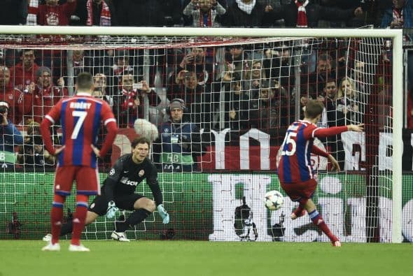 Thomas Muller sería el encargado de cobrar la pena máxima para poner adelante a los germanos.