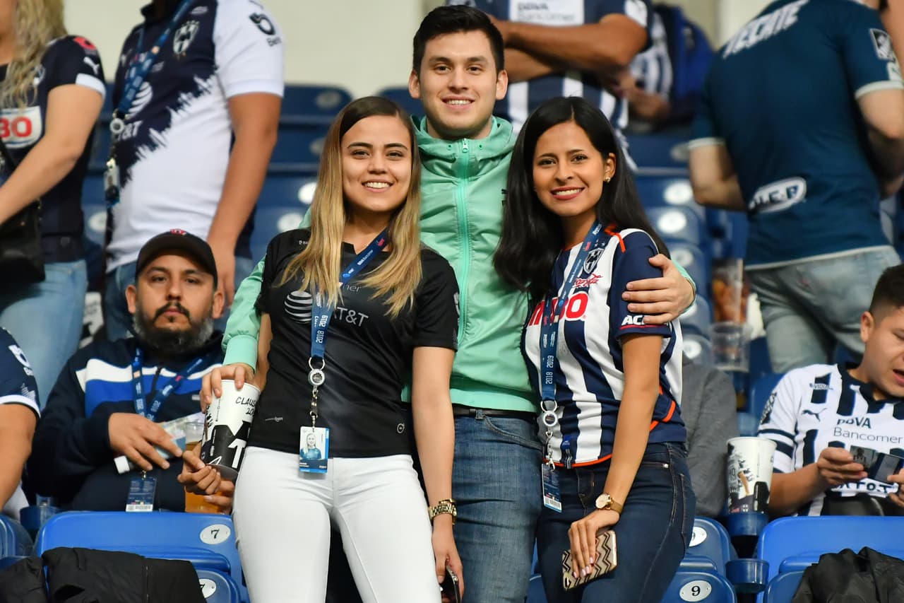 En las tribunas del Estadio BBVA Bancomer se vive la antesala al juego entre Rayados y Cruz Azul por la jornada 12 del Clausura 2019 de la Liga MX.