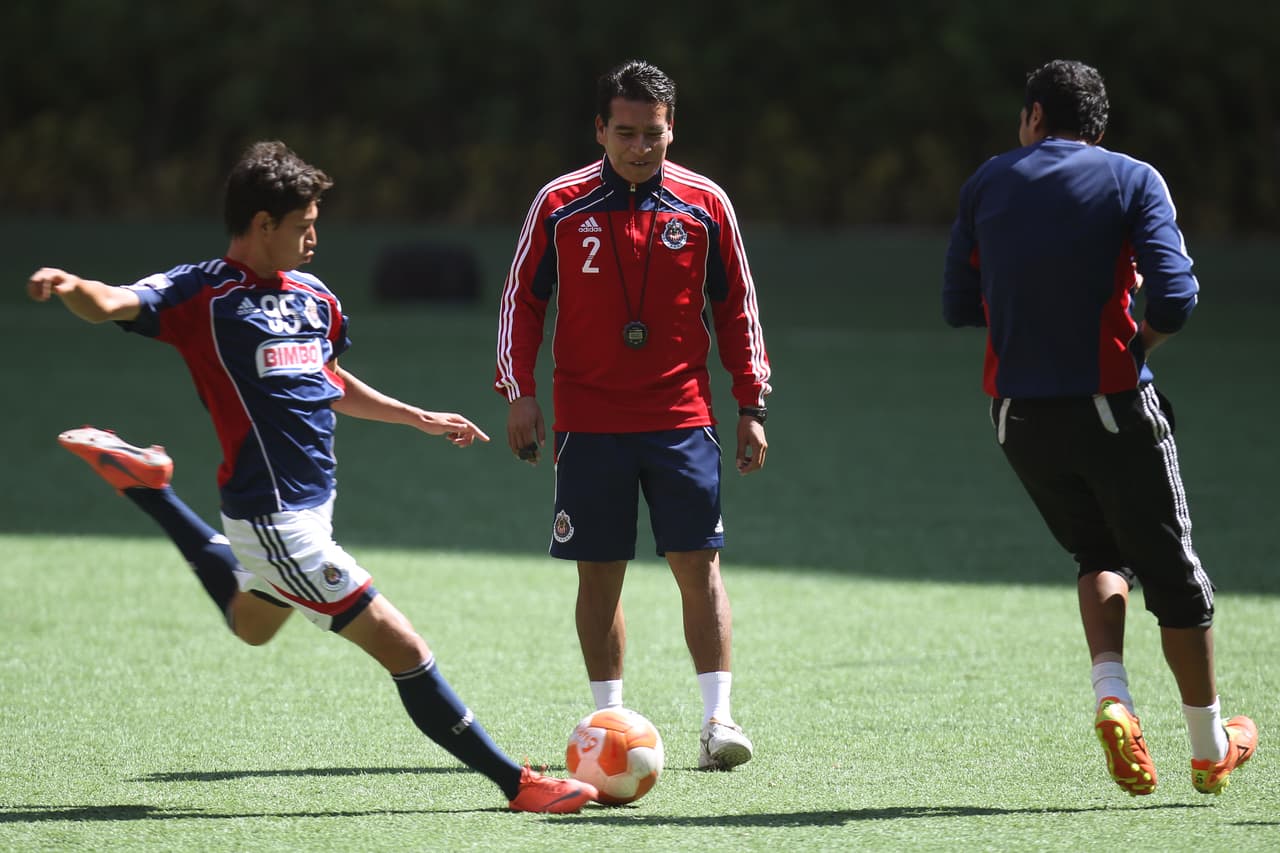 Alberto Coyote asumió las riendas este día como el nuevo técnico del Guadalajara, pero es algo que ya ha hecho antes, ya sabe lo que es hacerse cargo como interino.