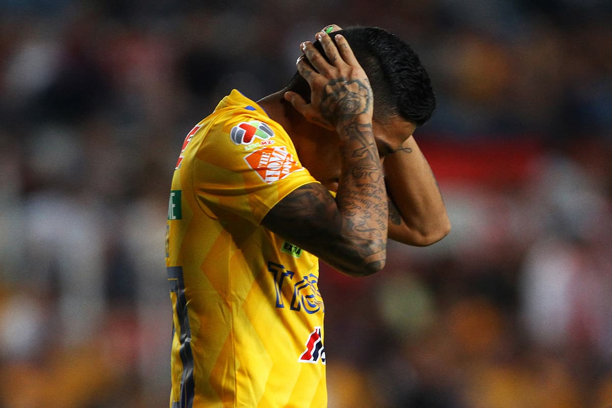 El mediocampista Javier Aquino lamenta una opción desperdiciada para Tigres.