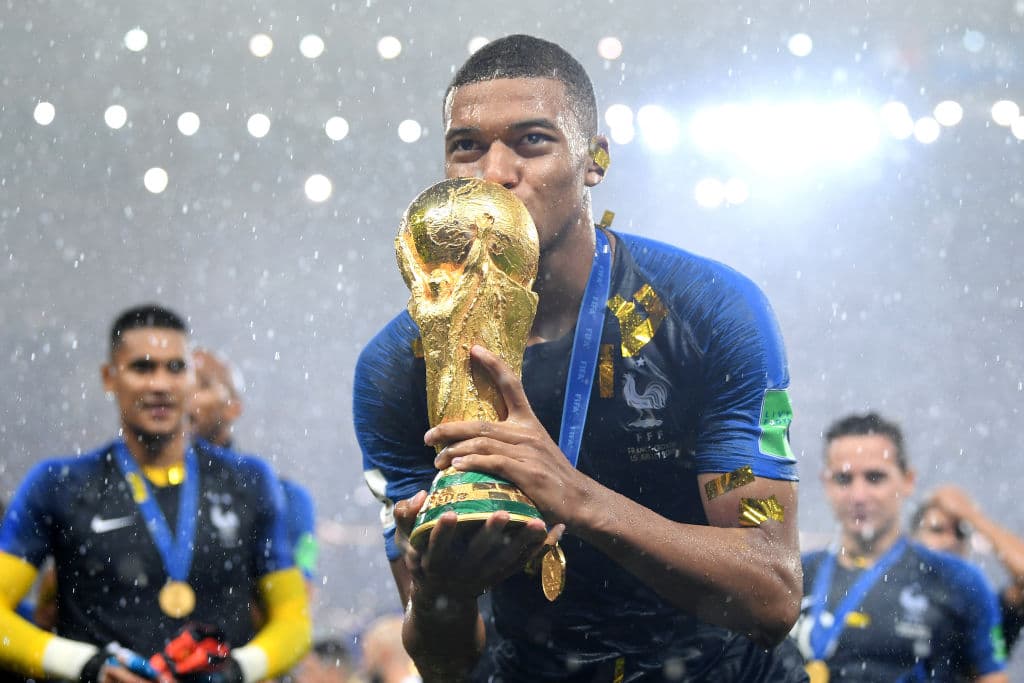 Kylian Mbappé es el futbolista mejor cotizado al cerrar el año, a sus 19 años con contrato hasta 2022 en el Paris Saint-Germain su pase está valorado en 246 millones de dólares.