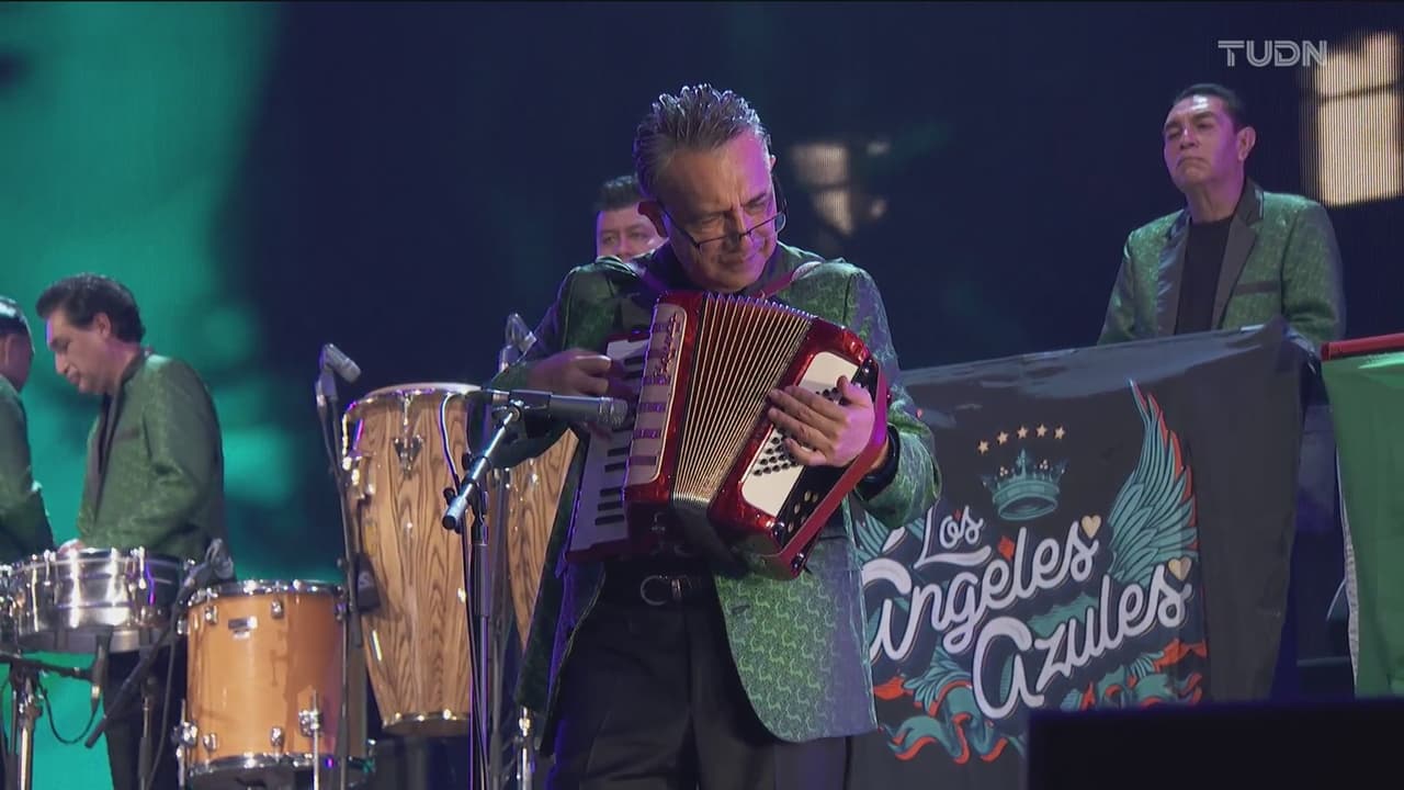 Los Ángeles Azules continuaron con el espectáculo e hicieron a los presentes pararse de sus asientos al ritmo de la cumbia.