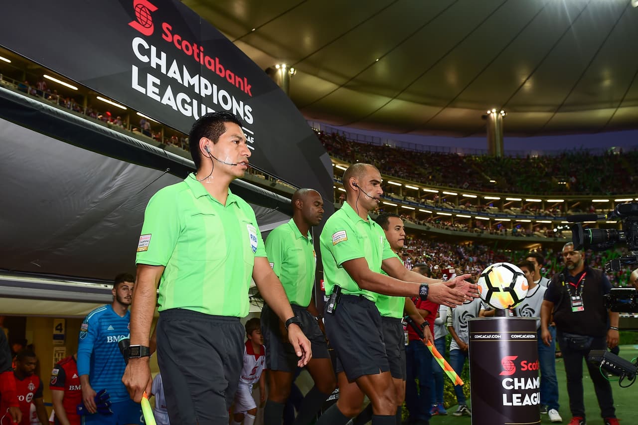 La terna arbitral fue comandada por el hondureño Oscar Moncada, quien tuvo como asistentes a Gerson Lopez (Guatemala) y Christian Ramírez (Honduras).