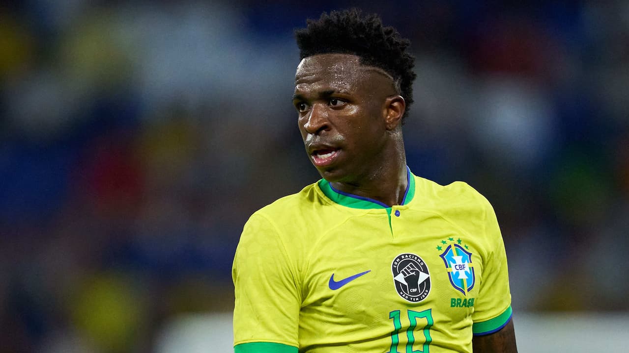 La 'Ley Vinicius' entra en vigor en Maracaná y el futbolista recibe homenaje