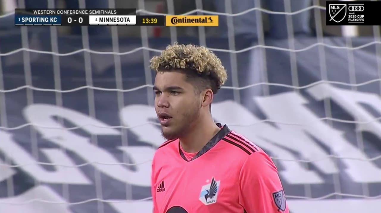 Dayne St. Clair ataja un mano a mano y le niega el primero a Sporting KC