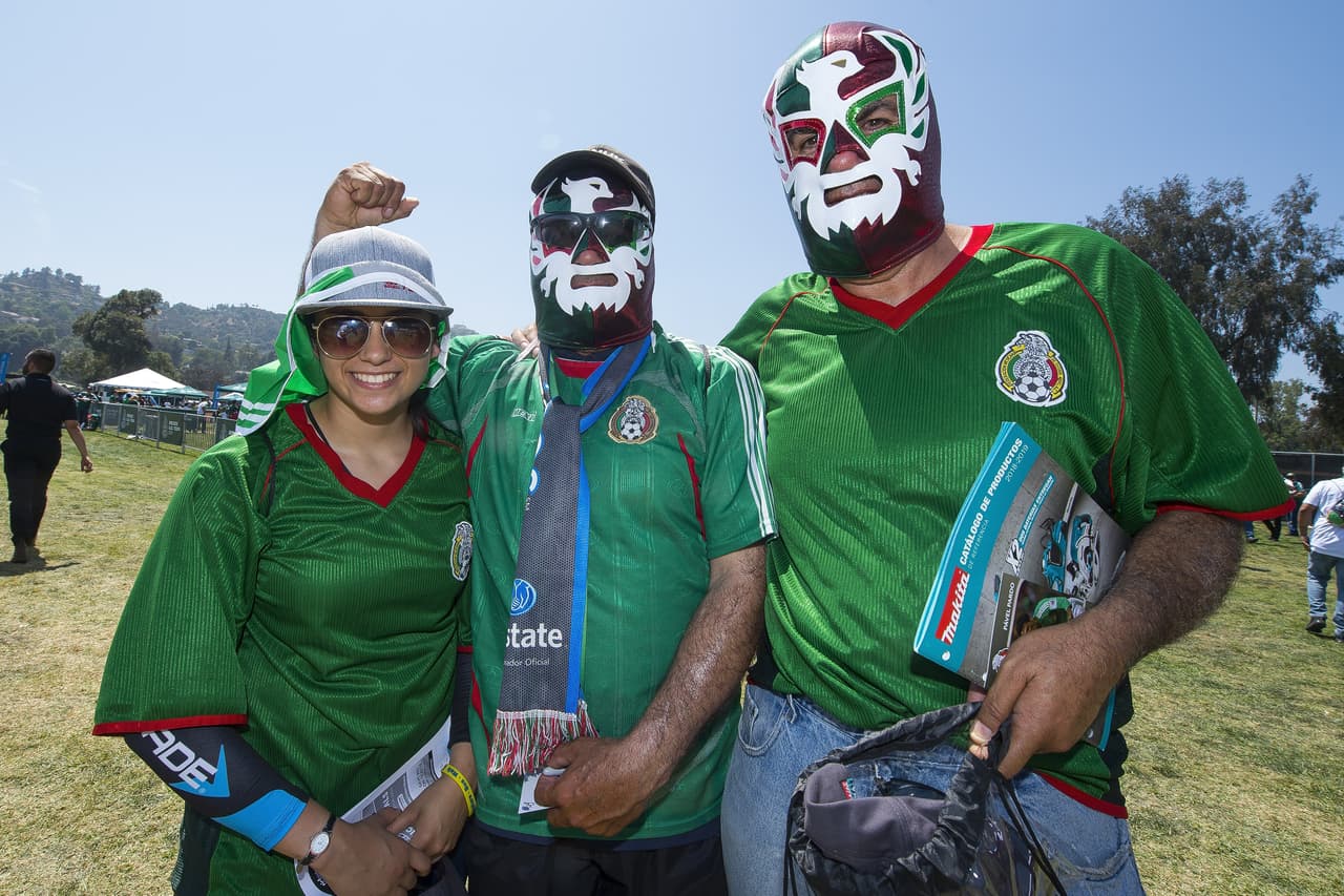 La alegría mexicana se tomó los alrededores del estadio Rose Bowl en la previa del partido de despedida en Estados Unidos contra Gales, con miras a definir el grupo de 23 jugadores para el Rusia 2018.