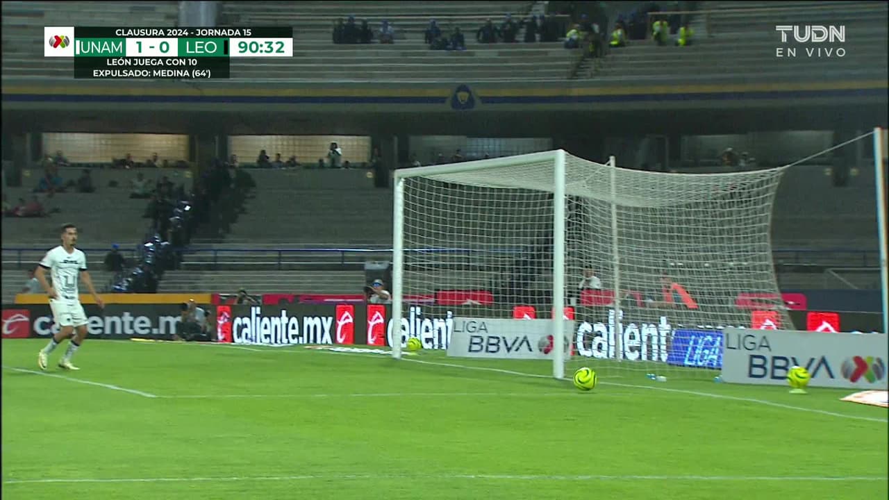 ¡CERCA! Nicolás López disparó que se estrella en el poste.