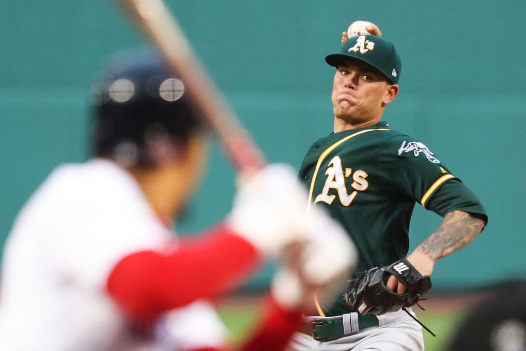 Aaron Brooks (2-3), su contraparte por los Oakland Athletics, no tuvo la misma suerte al cargar con el revés y solamente permaneció en la lomita 4.1 entradas, en las que recibió seis hits, dos de ellos jonrones, le hicieron cinco anotaciones.