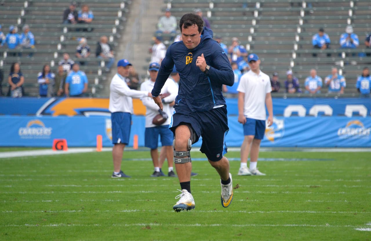 CARSON, CA - DECEMBER 22: Los Angeles Chargers tight end Hunter Henry (86) warms up before the Baltimore game at the StubHub Center in Carson on Saturday, Dec. 22, 2018. Henry has been injured the entire season after tearing his ACL in May. (Photo by Scott Varley/Digital First Media/Torrance Daily Breeze via Getty Images)