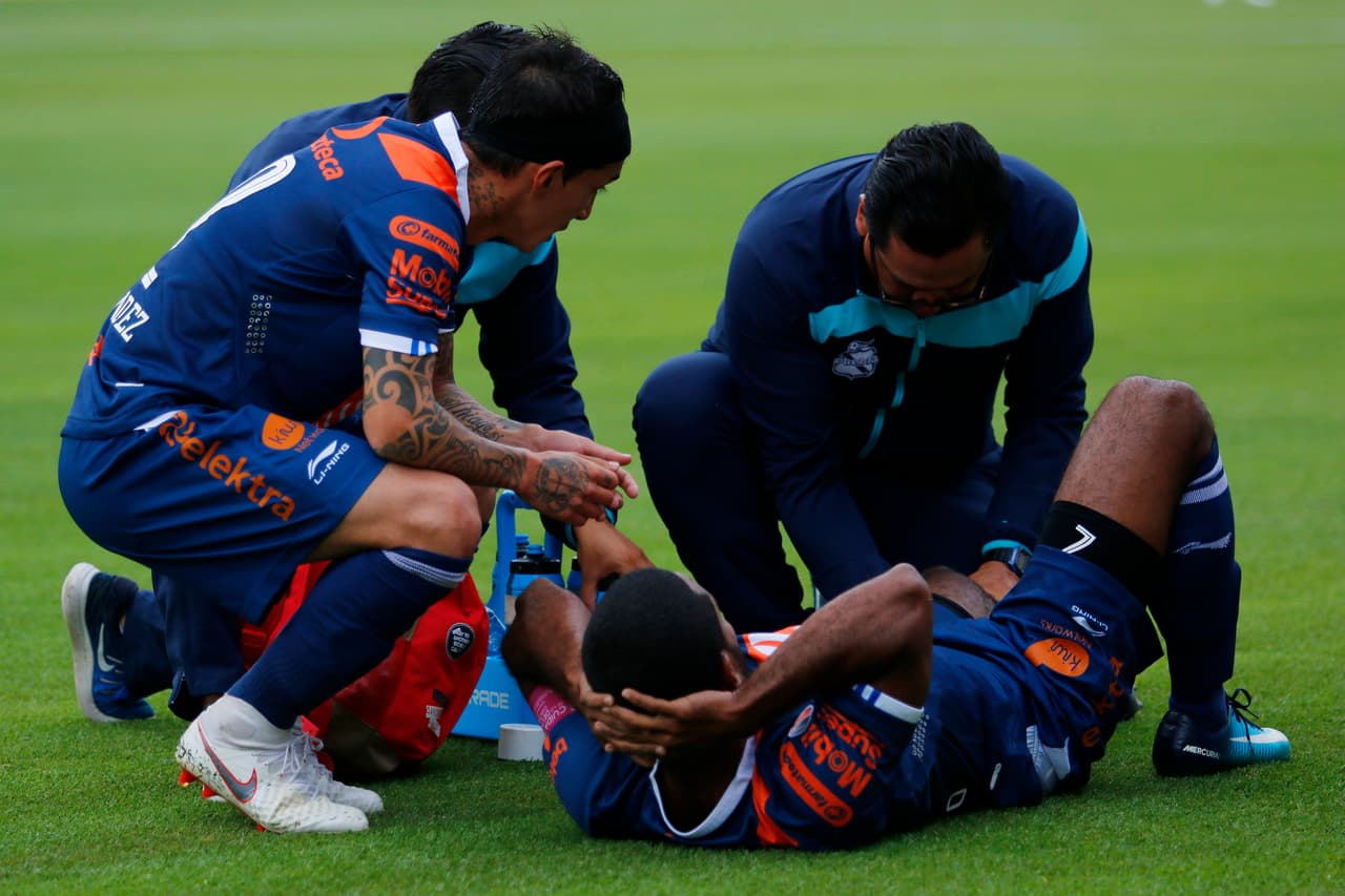 El defensa colombiano Brayan Angulo se retiró lesionado en el minuto 24 del primer tiempo, perdiendo Puebla una pieza clave para el resto del partido.