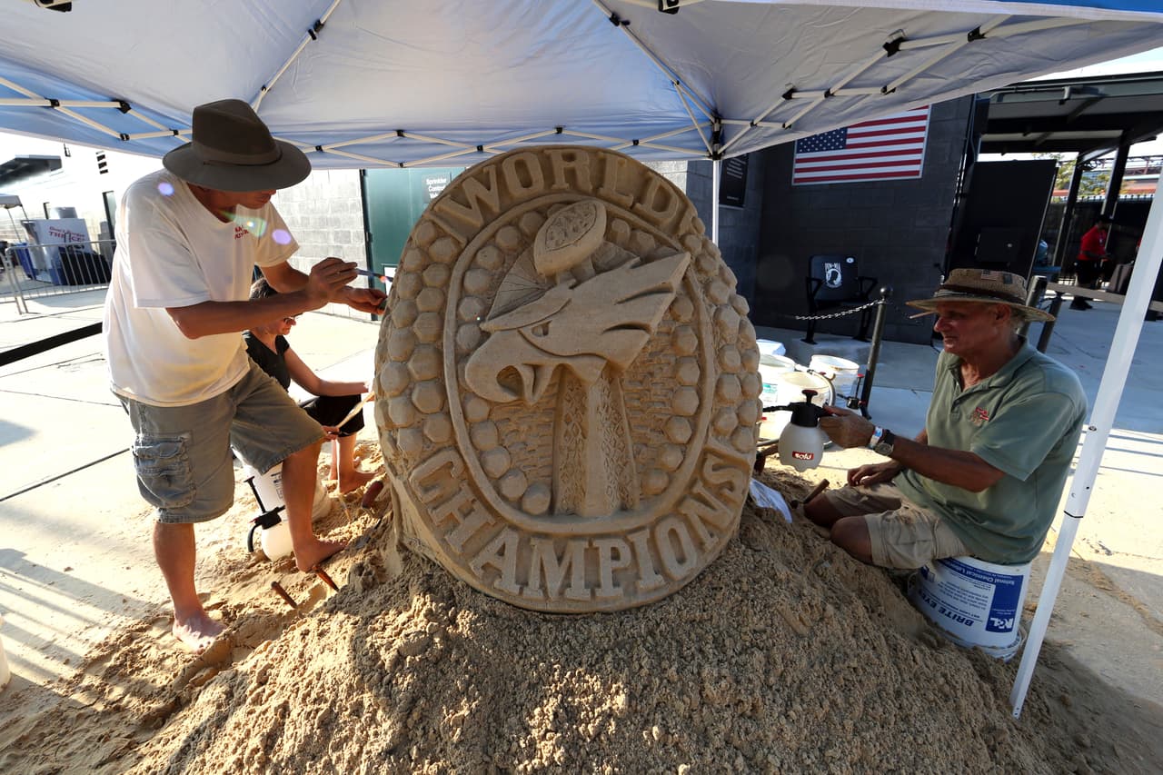 Una escultura de arena, simulando la parte frontal de un anillo de campeonato de la NFL, fue esculpida a las afueras del Lincoln Financial Field. Eso es pasión combinada con arte.