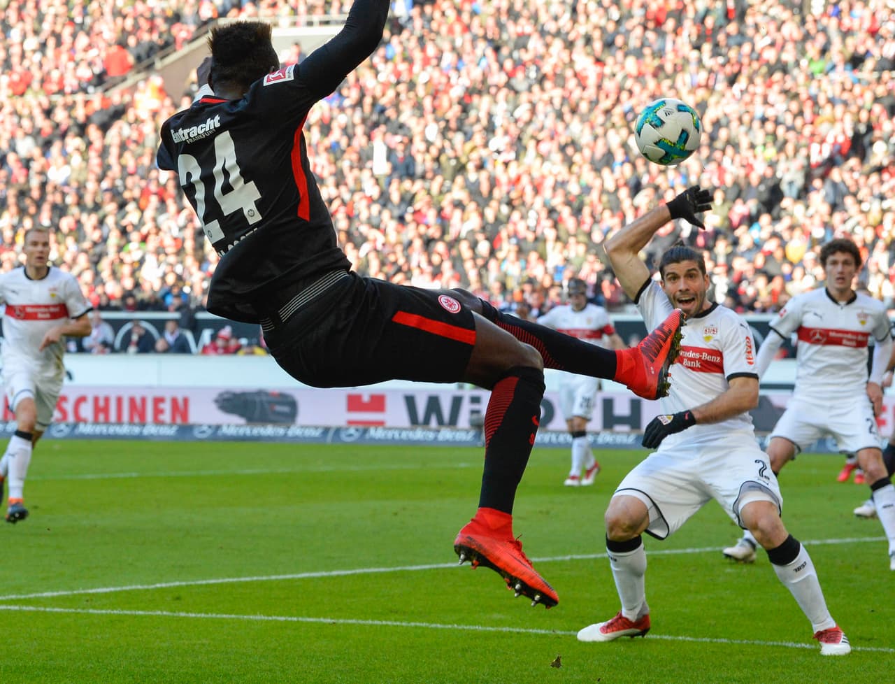 Eintracht dio el primer aviso, pero la suerte no le sonrío. Danny da Costa estrelló el balón en el larguero.