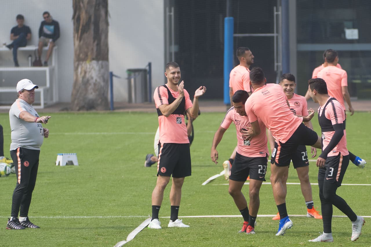 El entrenamiento de América en Coapa estuvo marcado por la tranquilidad del cupo en Liguilla pero por la exigencia de ganar contra Veracruz para mejorar lugares para los Cuartos de Final del Clausura 2019.